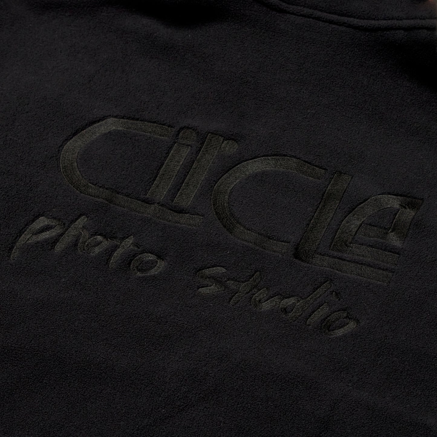 EMBROIDERY LOGO PULLOVER FLEECE / BLACK
