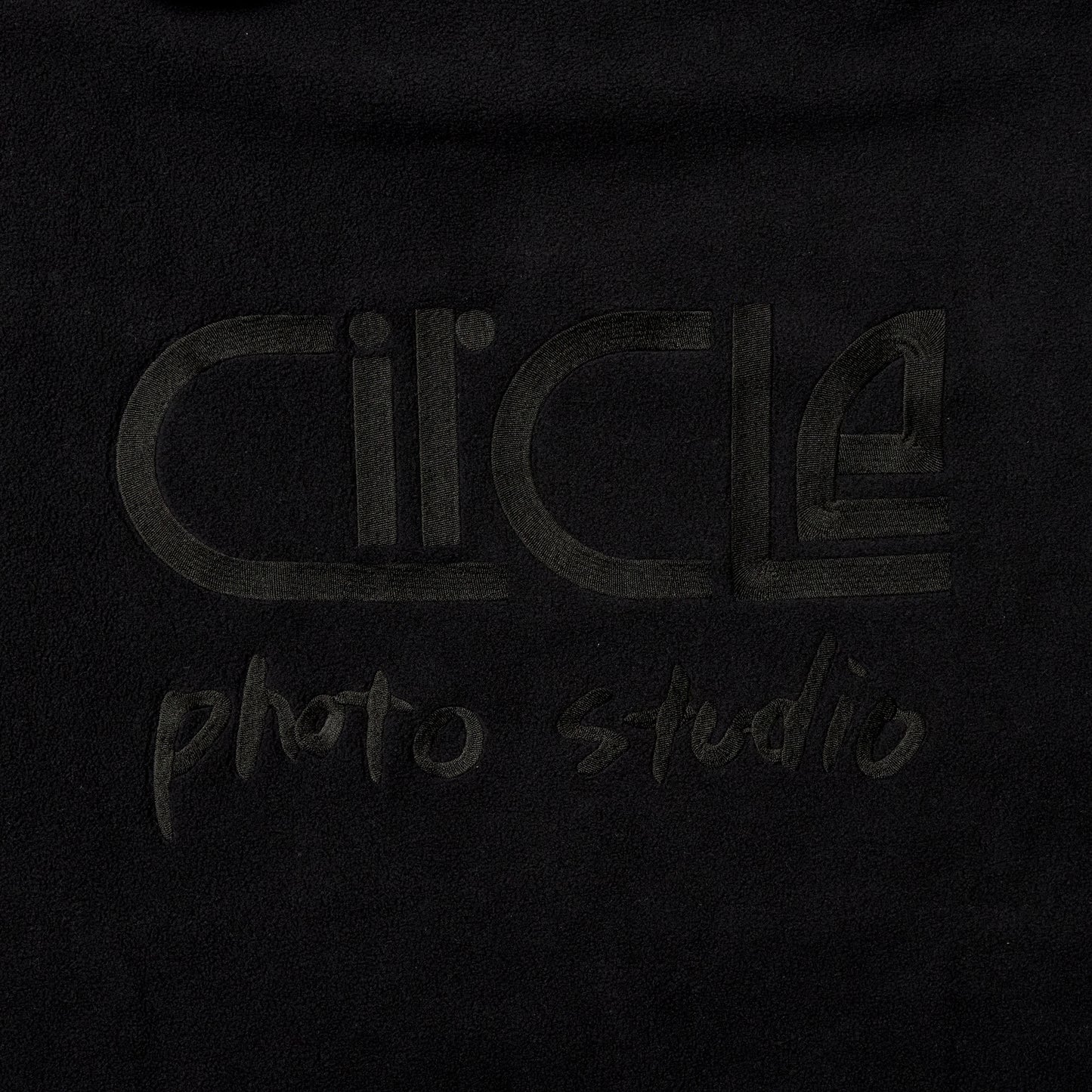 EMBROIDERY LOGO PULLOVER FLEECE / BLACK